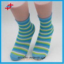 Polyester-Kinderstreifensocke, kundenspezifische Verpackung von Socke, farbige Kleidersocken